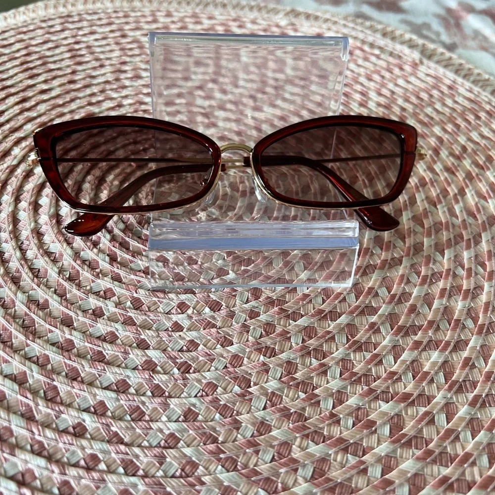 Elegant Brown Cat-Eye Sunglasses